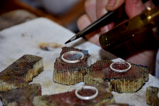 Osmanlı padişahlarının eşyalarındaki motifler aksesuarlara uyarlandı